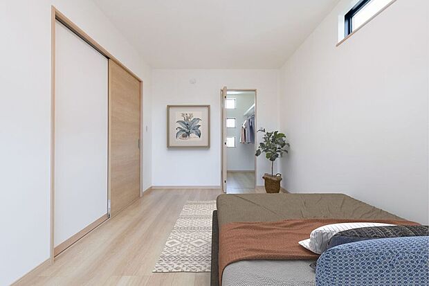 【寝室】主寝室にはウォークインクローゼット完備！豊富な収納スペースで、衣類や個人のアイテムを整理整頓することができます。スッキリした寝室は癒しの空間を提供します♪※家具の配置等はイメージです