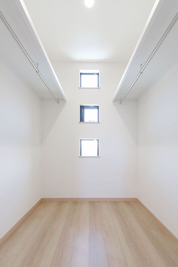 【ウォークインクローゼット】ウォークインクローゼットは、大切な衣類をきれいな状態で保管できるだけでなく、お部屋にタンスや収納家具を置く必要がなくなり、スッキリとした見た目を演出してくれます！