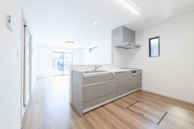 【キッチン】対面式キッチンは家事をしながら家族を見守りることができます！足元はキャビネット式でストック収納も充実！