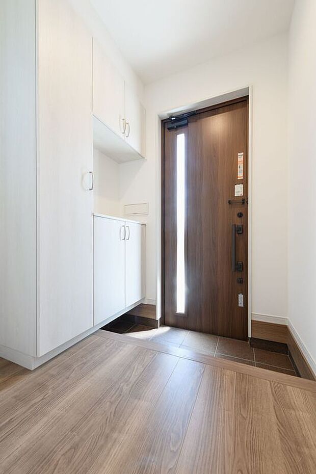 【玄関収納】シューズボックスは約50足収納でき、可動棚の位置を変えれば長靴など高さのあるものでもスッキリ収納することができますよ♪