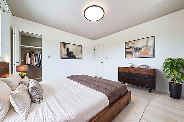 【寝室】【施工例】7帖の主寝室にはウォークインクローゼットを完備！衣類や個人のアイテムを整理整頓できます。スッキリとした寝室は、癒しの空間を提供します♪※家具の配置等はイメージです。