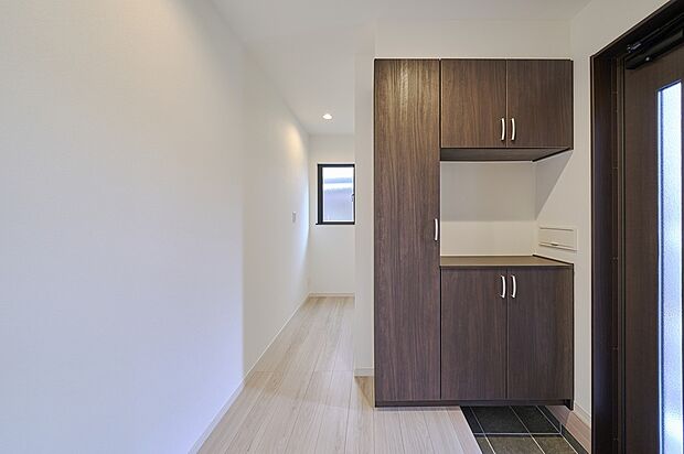 【【施工例】シューズボックス】【施工例】シューズボックスは収納力があり、玄関をすっきり保てます。カウンターはディスプレイスペースとしても活用可能です。