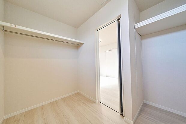 【【施工例】WICL】【施工例】ウォークインクローゼットは換気ができ、衣類を清潔に保管可能。歩きながら整理できるため、毎日の身支度もスムーズです。