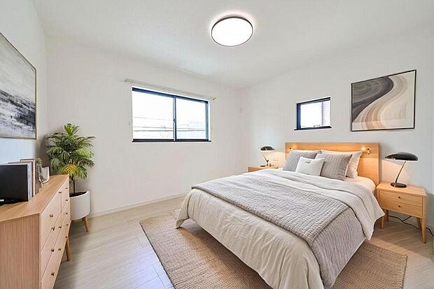 【寝室】【施工例】寝室には大容量のウォークインクローゼット完備!豊富な収納スペースで、衣類や個人のアイテムを整理整頓することができます。スッキリした寝室は癒しの空間を提供します。※家具等はイメージです。