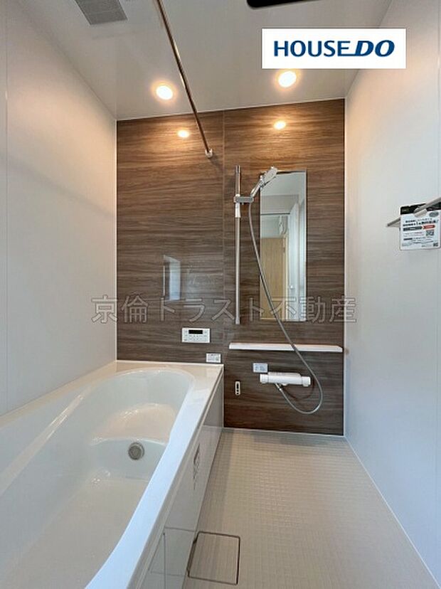 【浴室】浴室乾燥機付きのバスルーム。半身浴も気軽に楽しめるベンチ付き浴槽は節水効果もあります！