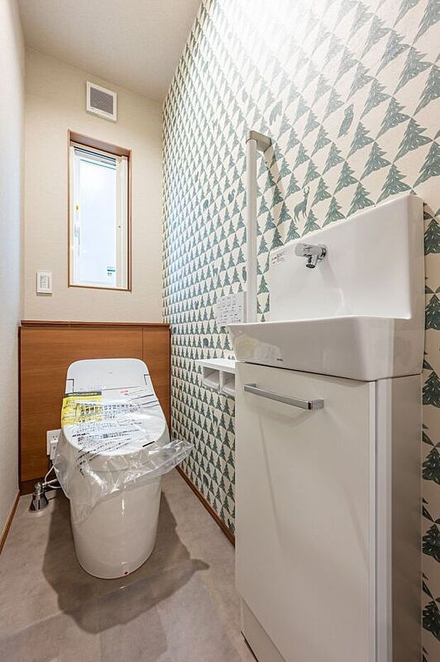 【トイレ】■１１号地１階トイレ　1階のトイレはすっきりとしたタンクレスタイプです。手洗スペースも付いており、トイレ使用後にすぐ手を洗うことができるため、衛生面が向上します。収納も付いています。