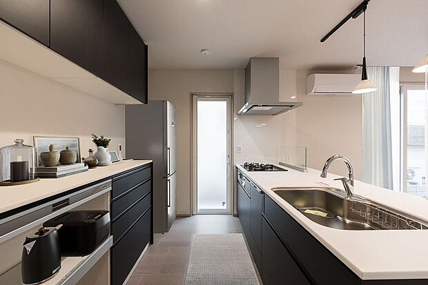 ■10号地キッチンシンクとコンロが分かれていることで、効率的に調理や片付けができるキッチンとなっています。ご家族と一緒に料理の時間を楽しめます。※CG合成にて家具を設置