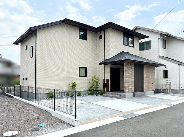 【5号棟】主外壁は、光セラと「銅」の相乗効果で、従来比2.5倍の防藻性能のある外装材。玄関はベージュ色のタイル、光や風を通す縦格子スクリーンで、アクセントを与えながら機能的な空間となりました。