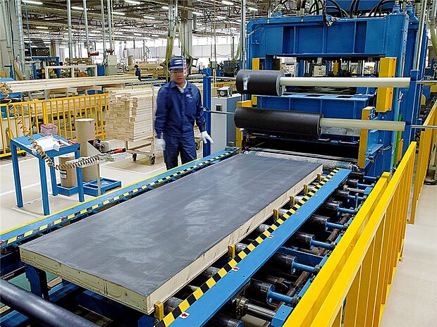 【防蟻シートを床パネルの裏側にライン上で設置・圧着】ミサワホームでは木質パネルを工場で生産するため、防蟻処理も生産工程のなかで完了させます。断熱材を充填した1階床パネルの裏面に、直接防蟻シートを接着することで均一な防蟻層が形成されます。また、防蟻シートは地面に接しませんから、土壌の水分や微生物などによる著しい薬剤の劣化の心配もありません。