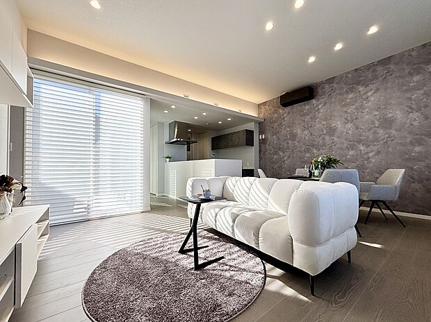 【施工事例：家事動線に優れた2階建（富士宮市野中12）】家事効率と開放感を極めた、共働き世帯に理想的な住まいです
脱衣所と洗面を分けたセパレート設計に加え、隣接するファミリークローゼットにより
「乾太くん」で乾かした衣類を即座に収納できる最短動線を実現！
天井高3mのリビングは圧倒的なゆとりを生み、2階には集中できる書斎を確保しました
太陽光発電も備えた高性能な仕様で、日々の家事負担を最小限に抑えながら、
家族一人ひとりが心地よく過ごせる空間を叶えます