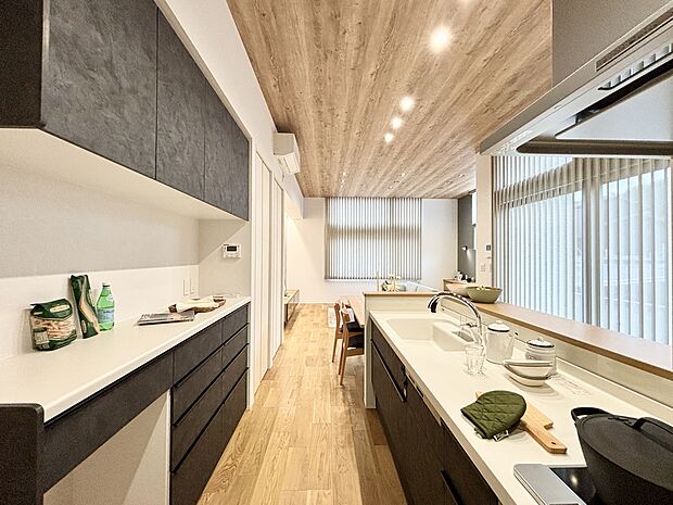 【13号棟】キッチンはLIXIL「シエラS」。端正なフォルムを印象づけるシンプルでスタイリッシュなデザインです。シームレス仕上げのキレイシンク、タッチレス水栓など水まわりの作業が快適になります!