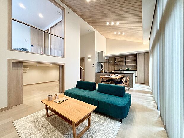 【11号棟】スキップフロアと蔵収納が特徴的な平屋。最大高4.2mの勾配天井が開放的で心地よいリビング。蔵上の1.5階は、リビングも見渡せて家族とのコミュニケーションがとりやすいおすすめの空間です。