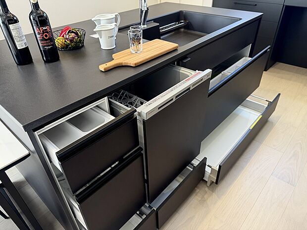 【キッチン】クリナップのHSKキッチン。ストレートチャコールのシックな色合いが、リビングダイニング全体を引き締めます。食器洗い乾燥機も完備。