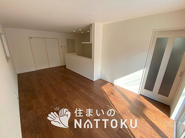 現地写真(リビング)
フローリング材には、木目、色調など木材特有の風合いがあり、ナチュラルな美しさになっています。