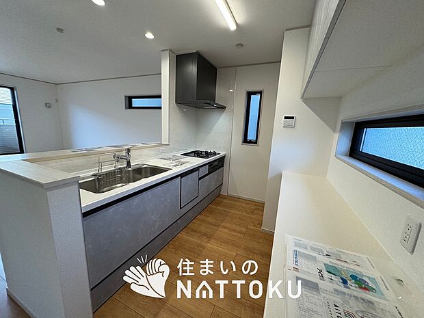 現地写真(キッチン)
収納たっぷりのシステムキッチン、浄水器付水栓を標準装備しています。