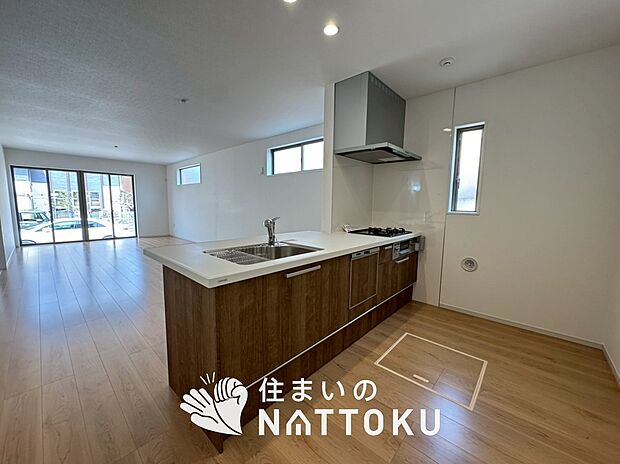 現地写真（キッチン）
収納たっぷりのシステムキッチン、浄水器付水栓を標準装備しています。