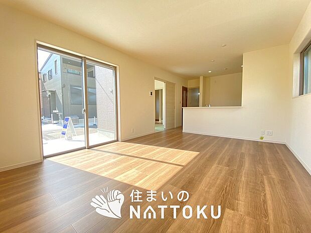 現地写真（リビング）
フローリング材には、木目、色調など木材特有の風合いがあり、ナチュラルな美しさになっています。