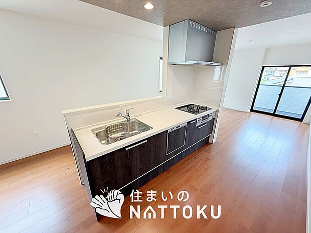 現地写真（キッチン）
収納たっぷりのシステムキッチン、浄水器付水栓を標準装備しています。
