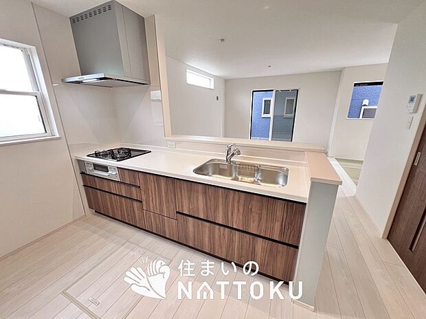 現地写真（キッチン）
収納たっぷりのシステムキッチン、浄水器付水栓を標準装備しています。