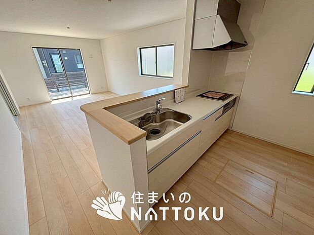 現地写真（キッチン）
収納たっぷりのシステムキッチン、浄水器付水栓を標準装備しています。