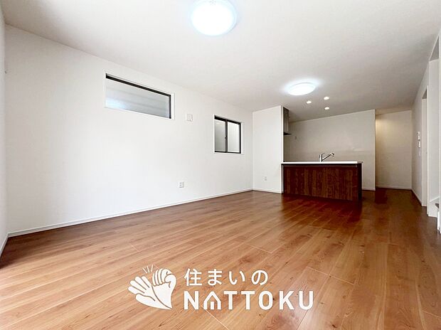 現地写真(リビング)
フローリング材には、木目、色調など木材特有の風合いがあり、ナチュラルな美しさになっています。