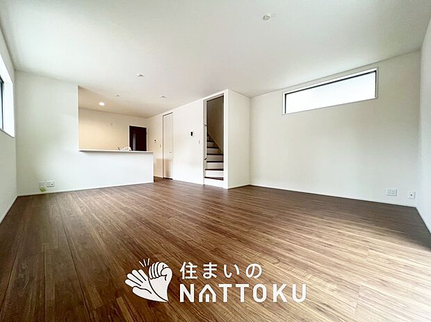 現地写真（リビング）
フローリング材には、木目、色調など木材特有の風合いがあり、ナチュラルな美しさになっています。