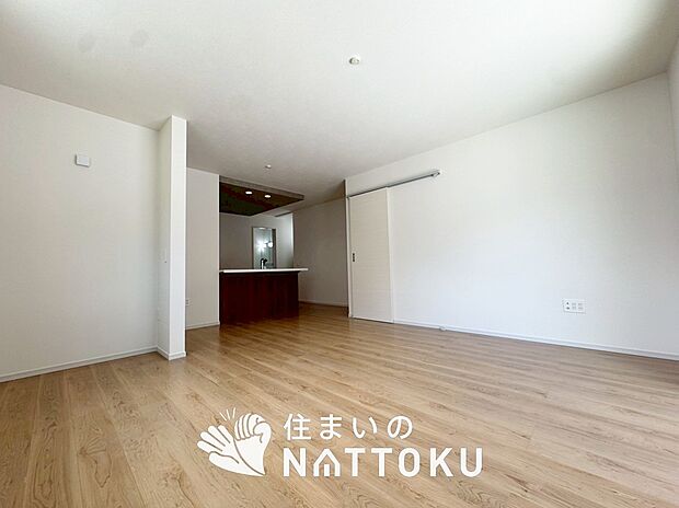 現地写真(リビング)
フローリング材には、木目、色調など木材特有の風合いがあり、ナチュラルな美しさになっています。