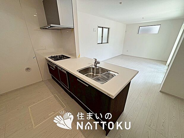 現地写真（キッチン）
収納たっぷりのシステムキッチン、浄水器付水栓を標準装備しています。