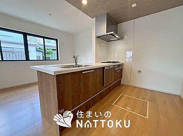 現地写真（キッチン）
収納たっぷりのシステムキッチン、浄水器付水栓を標準装備しています。