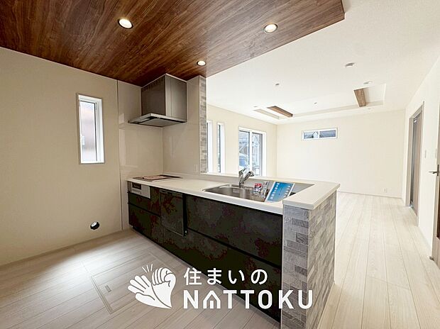 現地写真（キッチン）
収納たっぷりのシステムキッチン、浄水器付水栓を標準装備しています。