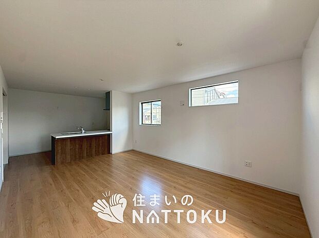 現地写真（リビング）
フローリング材には、木目、色調など木材特有の風合いがあり、ナチュラルな美しさになっています。
