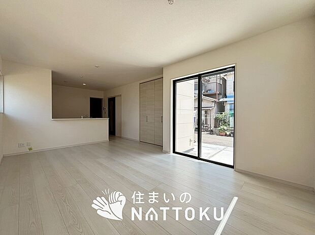 現地写真(リビング)
フローリング材には、木目、色調など木材特有の風合いがあり、ナチュラルな美しさになっています。