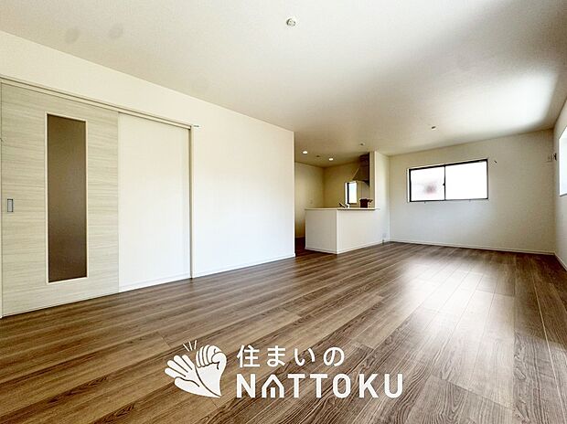 現地写真（リビング）
フローリング材には、木目、色調など木材特有の風合いがあり、ナチュラルな美しさになっています。