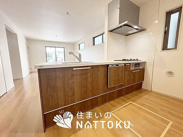 現地写真（キッチン）
収納たっぷりのシステムキッチン、浄水器付水栓を標準装備しています。