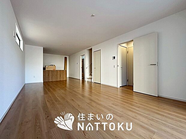 現地写真（リビング）
フローリング材には、木目、色調など木材特有の風合いがあり、ナチュラルな美しさになっています。