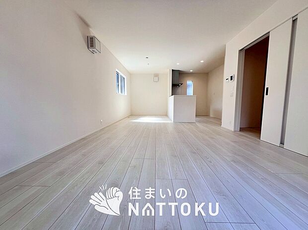 現地写真（リビング）
フローリング材には、木目、色調など木材特有の風合いがあり、ナチュラルな美しさになっています。