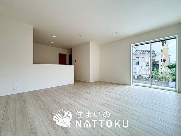 現地写真（リビング）
フローリング材には、木目、色調など木材特有の風合いがあり、ナチュラルな美しさになっています。
