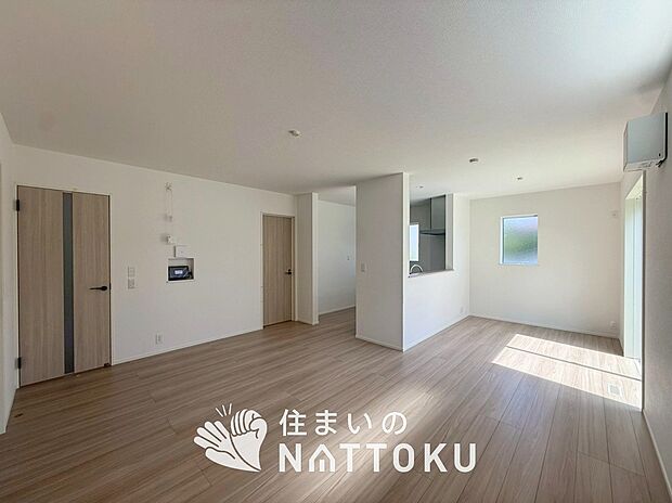 現地写真（リビング）
フローリング材には、木目、色調など木材特有の風合いがあり、ナチュラルな美しさになっています。
