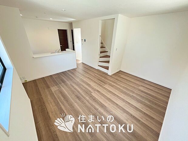 現地写真(リビング)
フローリング材には、木目、色調など木材特有の風合いがあり、ナチュラルな美しさになっています。