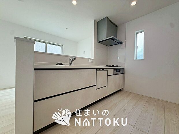 現地写真（キッチン）
収納たっぷりのシステムキッチン、浄水器付水栓を標準装備しています。
