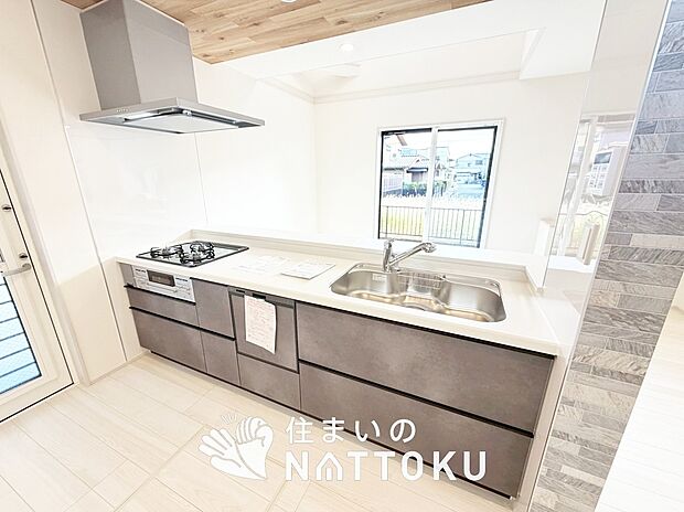 現地写真(キッチン)
収納たっぷりのシステムキッチン、浄水器付水栓を標準装備しています。