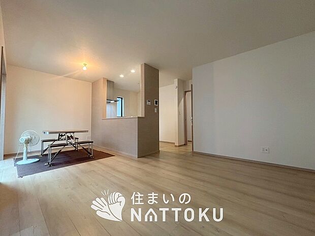 現地写真（リビング）
フローリング材には、木目、色調など木材特有の風合いがあり、ナチュラルな美しさになっています。
