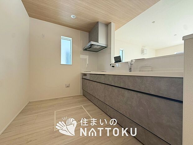 現地写真（キッチン）
収納たっぷりのシステムキッチン、浄水器付水栓を標準装備しています。
