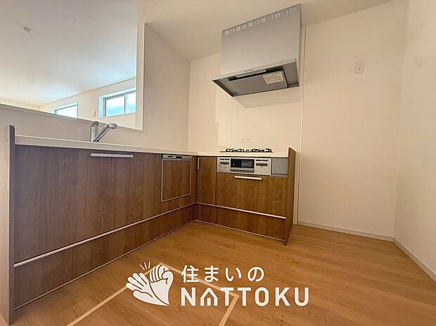 現地写真(キッチン)
収納たっぷりのシステムキッチン、浄水器付水栓を標準装備しています。