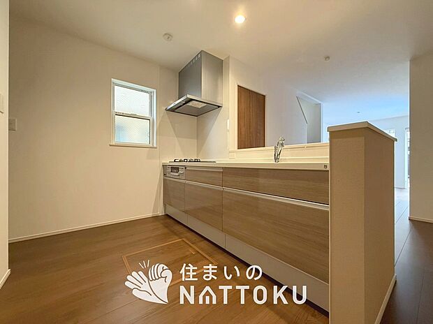 現地写真（リビング）
フローリング材には、木目、色調など木材特有の風合いがあり、ナチュラルな美しさになっています。
