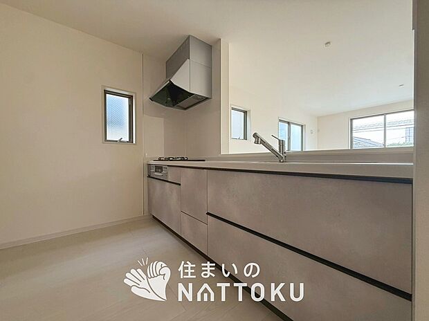 現地写真(キッチン)
収納たっぷりのシステムキッチン、浄水器付水栓を標準装備しています。