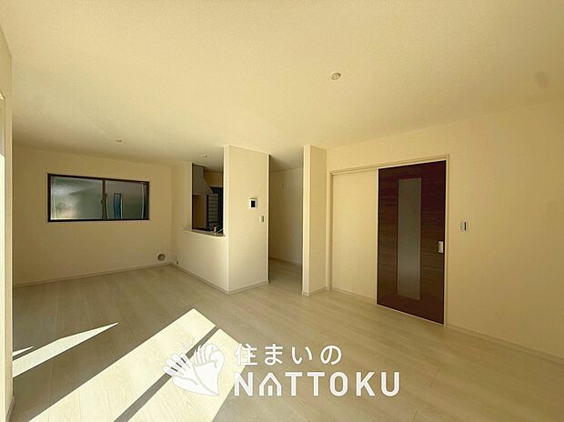 現地写真(リビング)
フローリング材には、木目、色調など木材特有の風合いがあり、ナチュラルな美しさになっています。