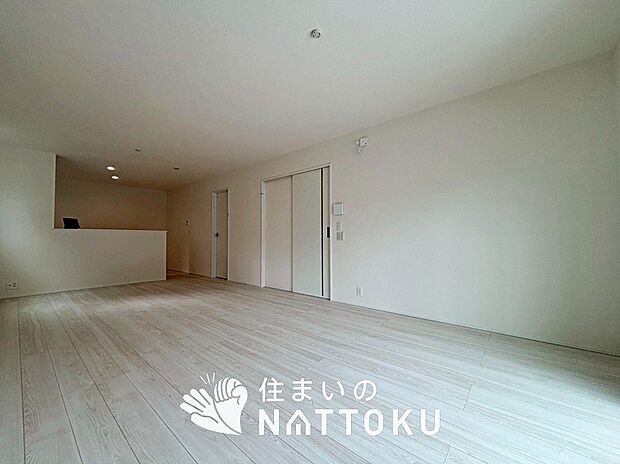 現地写真（リビング）
フローリング材には、木目、色調など木材特有の風合いがあり、ナチュラルな美しさになっています。