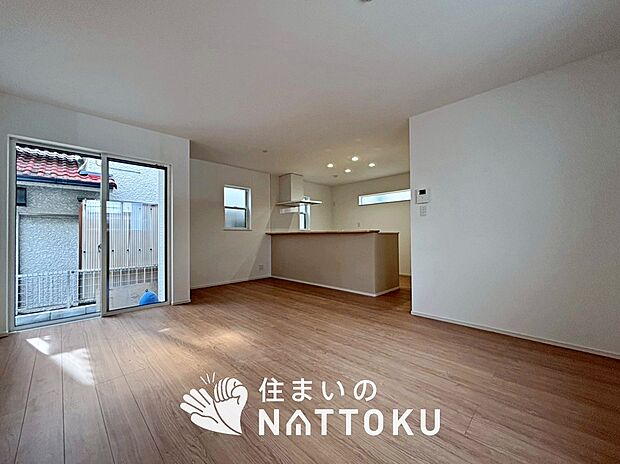 現地写真（リビング）
フローリング材には、木目、色調など木材特有の風合いがあり、ナチュラルな美しさになっています。