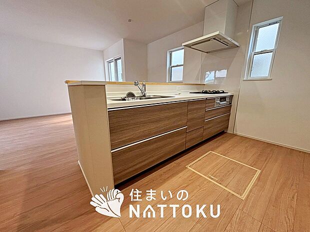 現地写真（キッチン）
収納たっぷりのシステムキッチン、浄水器付水栓を標準装備しています。